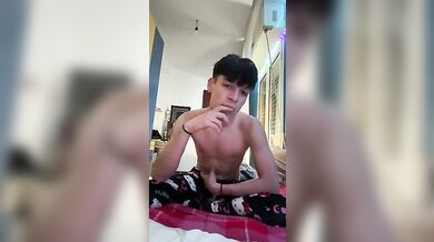 Twink Italiano Troia in Webcam si Sega Grosso