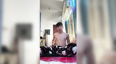 Twink Italiano Troia in Webcam si Sega Grosso