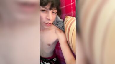 Twink Italiano Troia in Webcam si Sega Grosso