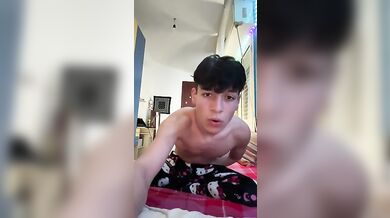 Twink Italiano Troia in Webcam si Sega Grosso