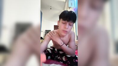 Twink Italiano Troia in Webcam si Sega Grosso