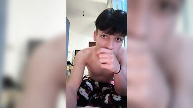 Twink Italiano Troia in Webcam si Sega Grosso