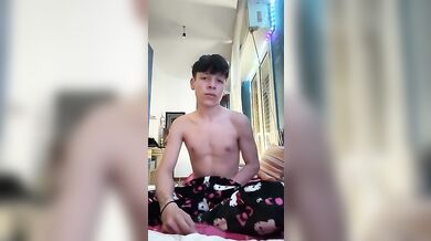 Twink Italiano Troia in Webcam si Sega Grosso