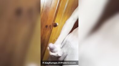 Federico Italiano si Sega il Grosso Cazzo