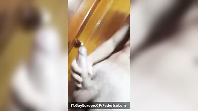 Federico Italiano si Sega il Grosso Cazzo