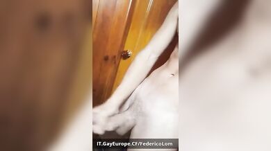 Federico Italiano si Sega il Grosso Cazzo