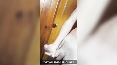 Federico Italiano si Sega il Grosso Cazzo