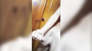 Ragazzo Italiano Occhi Marroni si Sega e Sborra