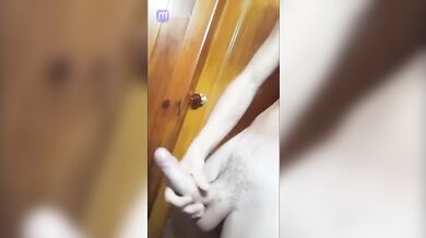 Ragazzo Italiano Occhi Marroni si Sega e Sborra