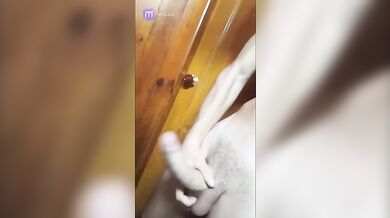 Ragazzo Italiano Occhi Marroni si Sega e Sborra