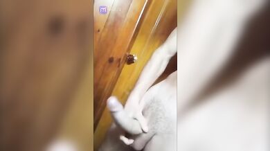 Ragazzo Italiano Occhi Marroni si Sega e Sborra