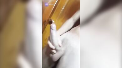 Ragazzo Italiano Occhi Marroni si Sega e Sborra