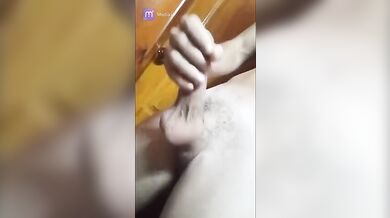 Ragazzo Italiano Occhi Marroni si Sega e Sborra