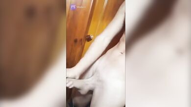 Ragazzo Italiano Occhi Marroni si Sega e Sborra