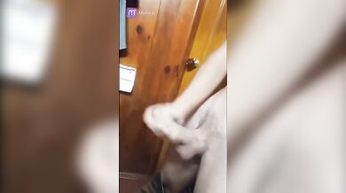 Ragazzo Italiano Occhi Marroni si Sega e Sborra