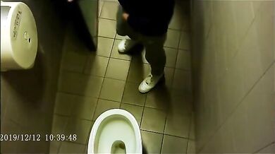 Spia Bagno Italiano: Ragazzi con Cazzi Grossi Pisciano