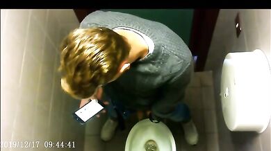 Spia Bagno Italiano: Ragazzi con Cazzi Grossi Pisciano