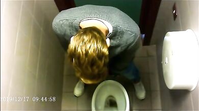 Spia Bagno Italiano: Ragazzi con Cazzi Grossi Pisciano