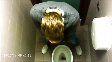 Spia Bagno Italiano: Ragazzi con Cazzi Grossi Pisciano