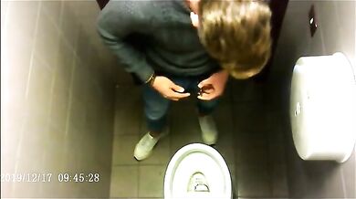 Spia Bagno Italiano: Ragazzi con Cazzi Grossi Pisciano