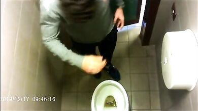 Spia Bagno Italiano: Ragazzi con Cazzi Grossi Pisciano