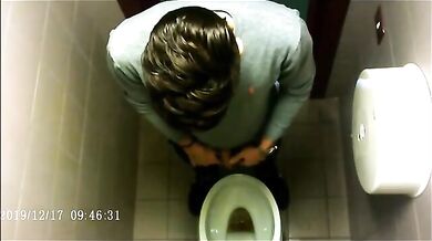 Spia Bagno Italiano: Ragazzi con Cazzi Grossi Pisciano