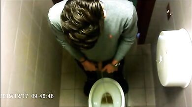 Spia Bagno Italiano: Ragazzi con Cazzi Grossi Pisciano