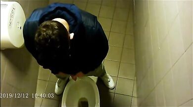 Spia Bagno Italiano: Ragazzi con Cazzi Grossi Pisciano