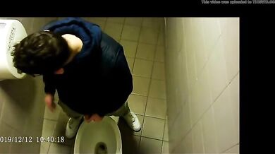 Spia Bagno Italiano: Ragazzi con Cazzi Grossi Pisciano