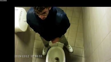 Spia Bagno Italiano: Ragazzi con Cazzi Grossi Pisciano