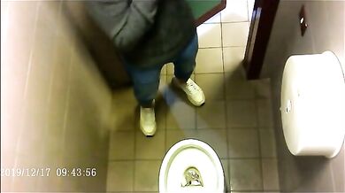 Spia Bagno Italiano: Ragazzi con Cazzi Grossi Pisciano