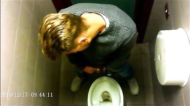 Spia Bagno Italiano: Ragazzi con Cazzi Grossi Pisciano