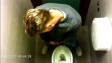 Spia Bagno Italiano: Ragazzi con Cazzi Grossi Pisciano