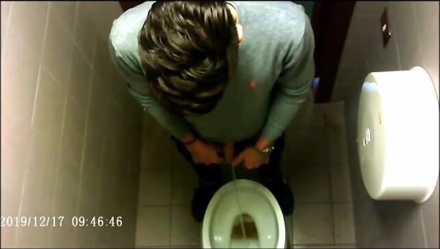 Spia Bagno Italiano: Ragazzi con Cazzi Grossi Pisciano