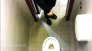 Spia Bagno Italiano: Stalloni Etero Mostrano Cazzi