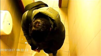 Spia Bagno Italiano: Stalloni Etero Mostrano Cazzi