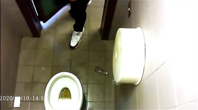 Spia Bagno Italiano: Stalloni Etero Mostrano Cazzi