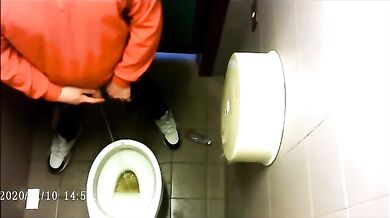 Spia Bagno Italiano: Stalloni Etero Mostrano Cazzi