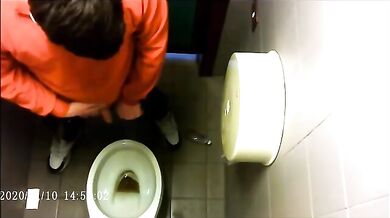 Spia Bagno Italiano: Stalloni Etero Mostrano Cazzi