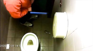 Spia Bagno Italiano: Stalloni Etero Mostrano Cazzi