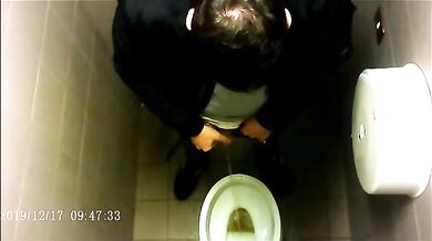 Spia Bagno Italiano: Stalloni Etero Mostrano Cazzi