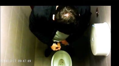 Spia Bagno Italiano: Stalloni Etero Mostrano Cazzi