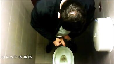 Spia Bagno Italiano: Stalloni Etero Mostrano Cazzi