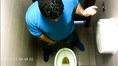 Spia Bagno Italiano: Stalloni Etero Mostrano Cazzi