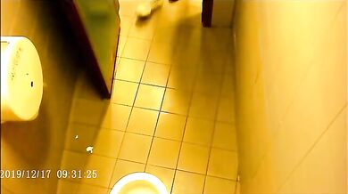 Spia Bagno Italiano: Stalloni Etero Mostrano Cazzi