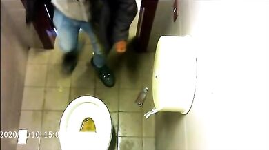 Spia Bagno Italiano: Giovani con Grossi Cazzi Nudi