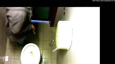 Spia Bagno Italiano: Giovani con Grossi Cazzi Nudi