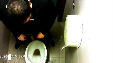 Spia Bagno Italiano: Giovani con Grossi Cazzi Nudi