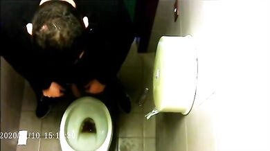 Spia Bagno Italiano: Giovani con Grossi Cazzi Nudi