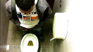 Spia Bagno Italiano: Giovani con Grossi Cazzi Nudi